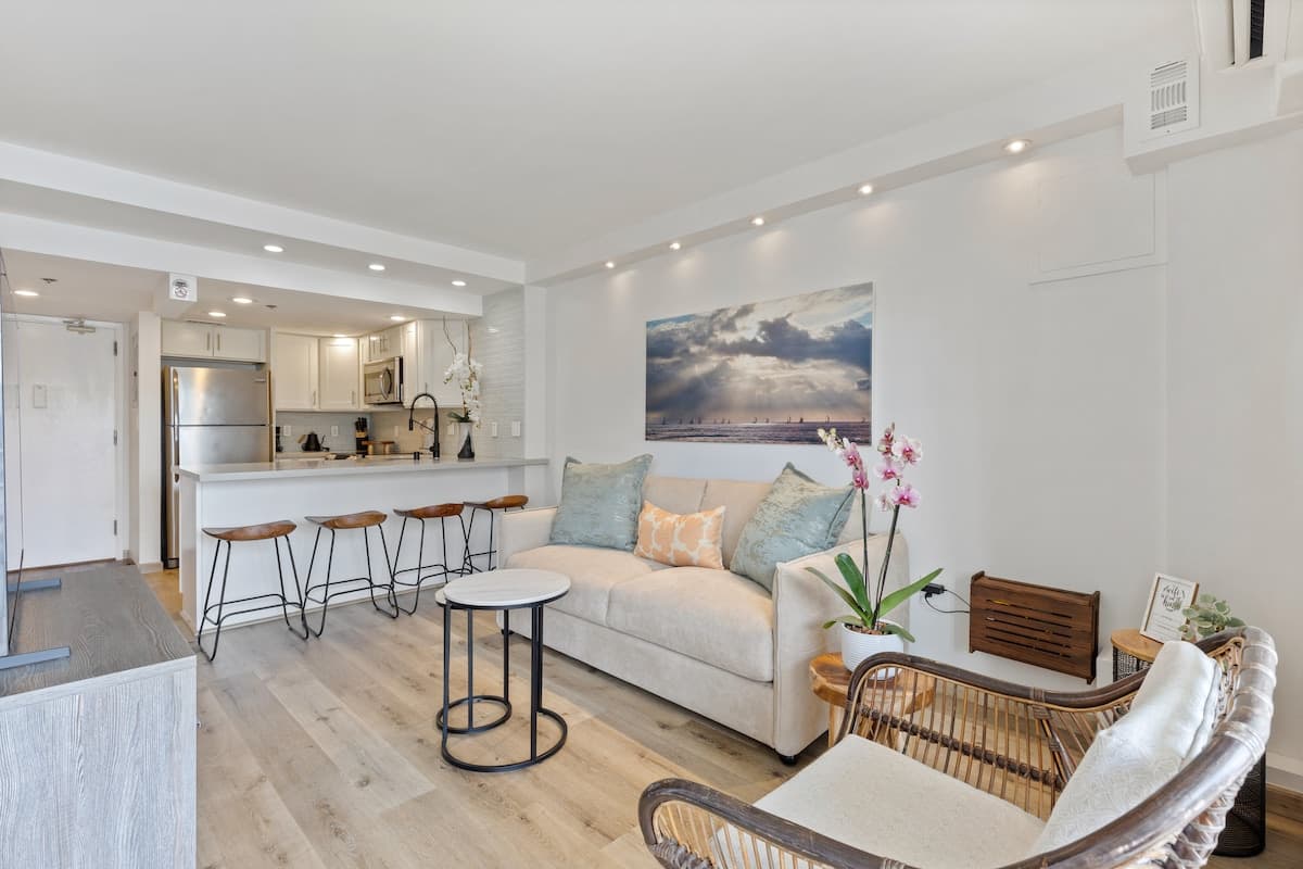 Condo in Honolulu · ★4.72 · 1 bedroom · 2 beds · 1 private bath - Photo 2