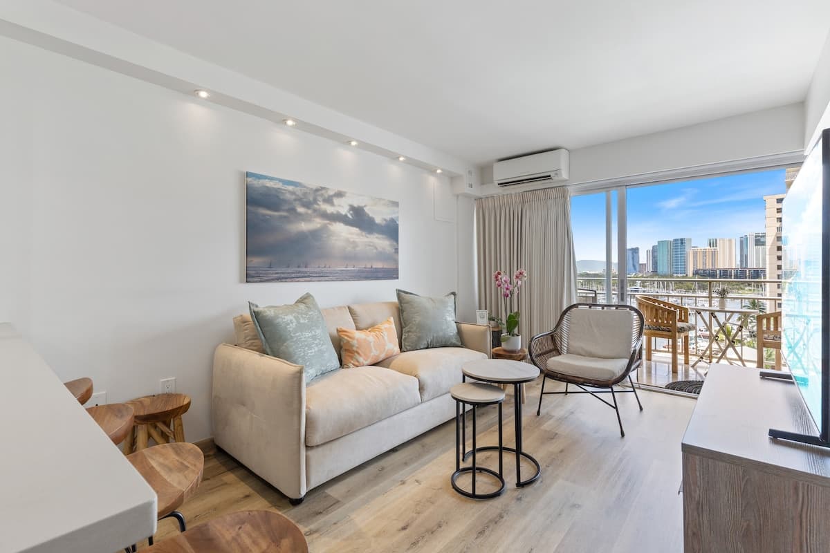 Condo in Honolulu · ★4.72 · 1 bedroom · 2 beds · 1 private bath - Photo 3