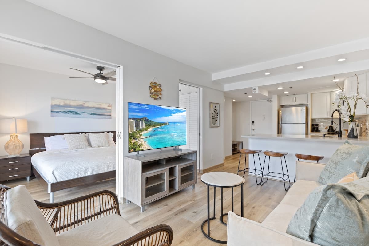Condo in Honolulu · ★4.72 · 1 bedroom · 2 beds · 1 private bath - Photo 5