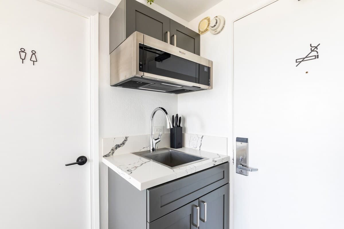 Condo in Honolulu · ★4.65 · Studio · 1 bed · 1 shared bath - Photo 1