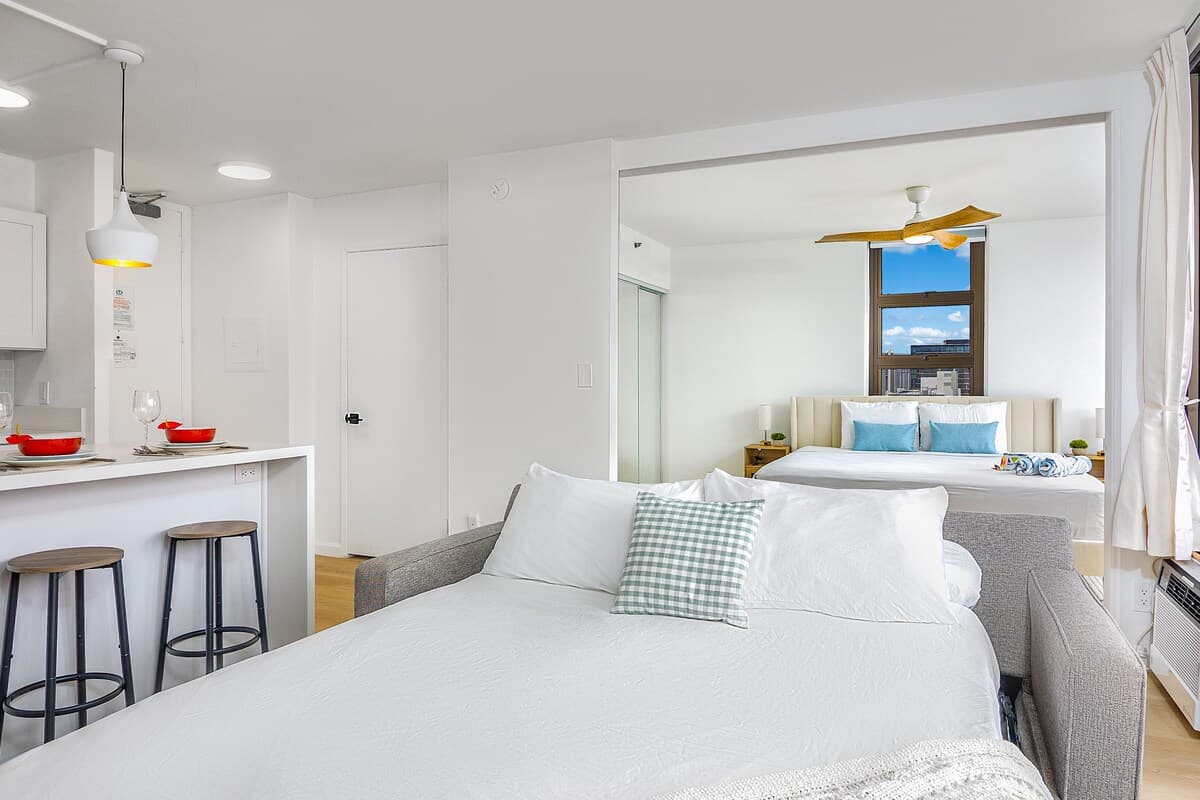 Condo in Honolulu · ★4.86 · 1 bedroom · 2 beds · 1 private bath - Photo 1