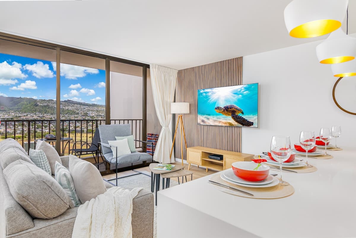 Condo in Honolulu · ★4.86 · 1 bedroom · 2 beds · 1 private bath - Photo 5