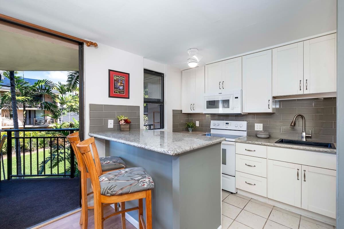 Condo in Kailua-Kona · ★4.97 · 1 bedroom · 2 beds · 1 bath - Photo 4