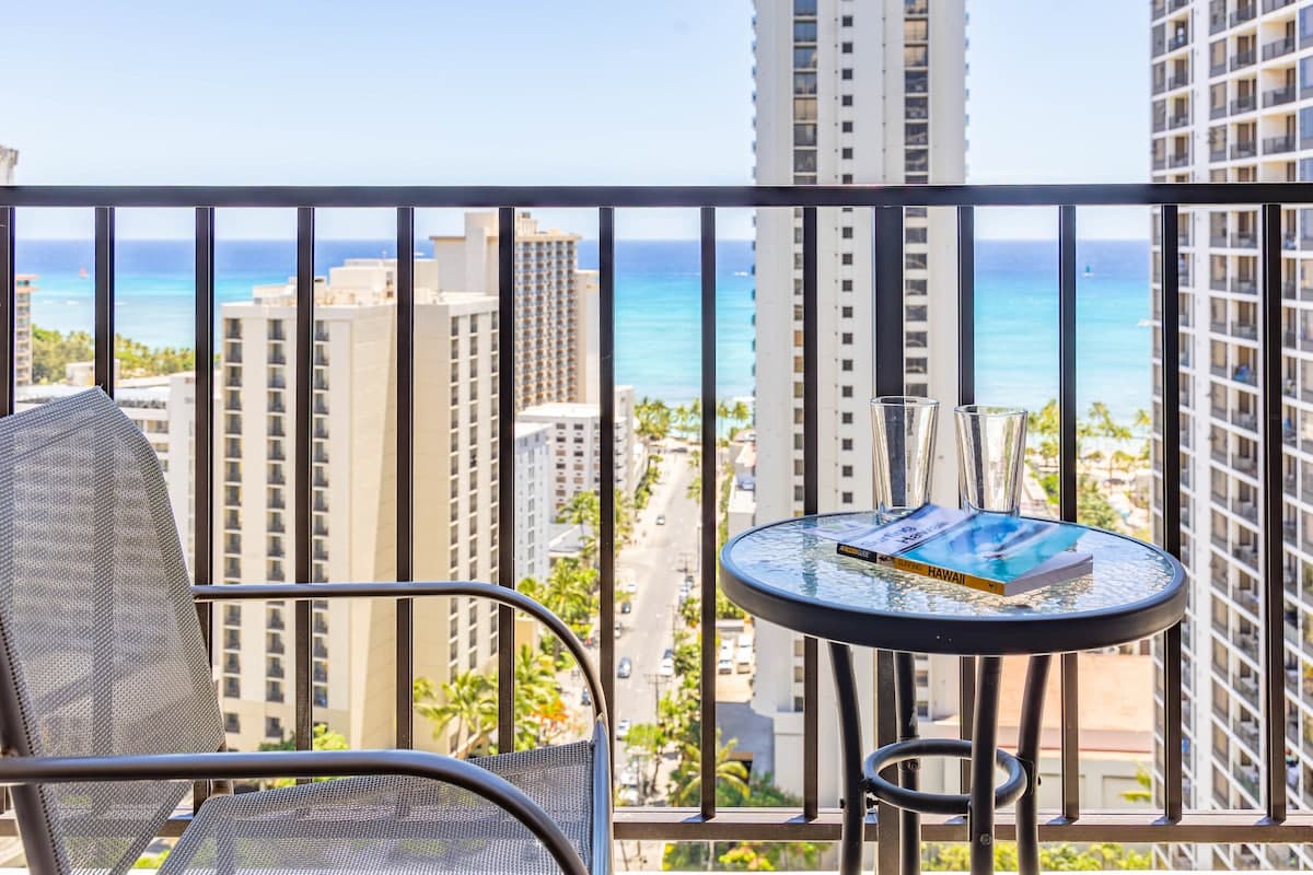 Condo in Honolulu · ★5.0 · 1 bedroom · 2 beds · 1 private bath - Photo 1
