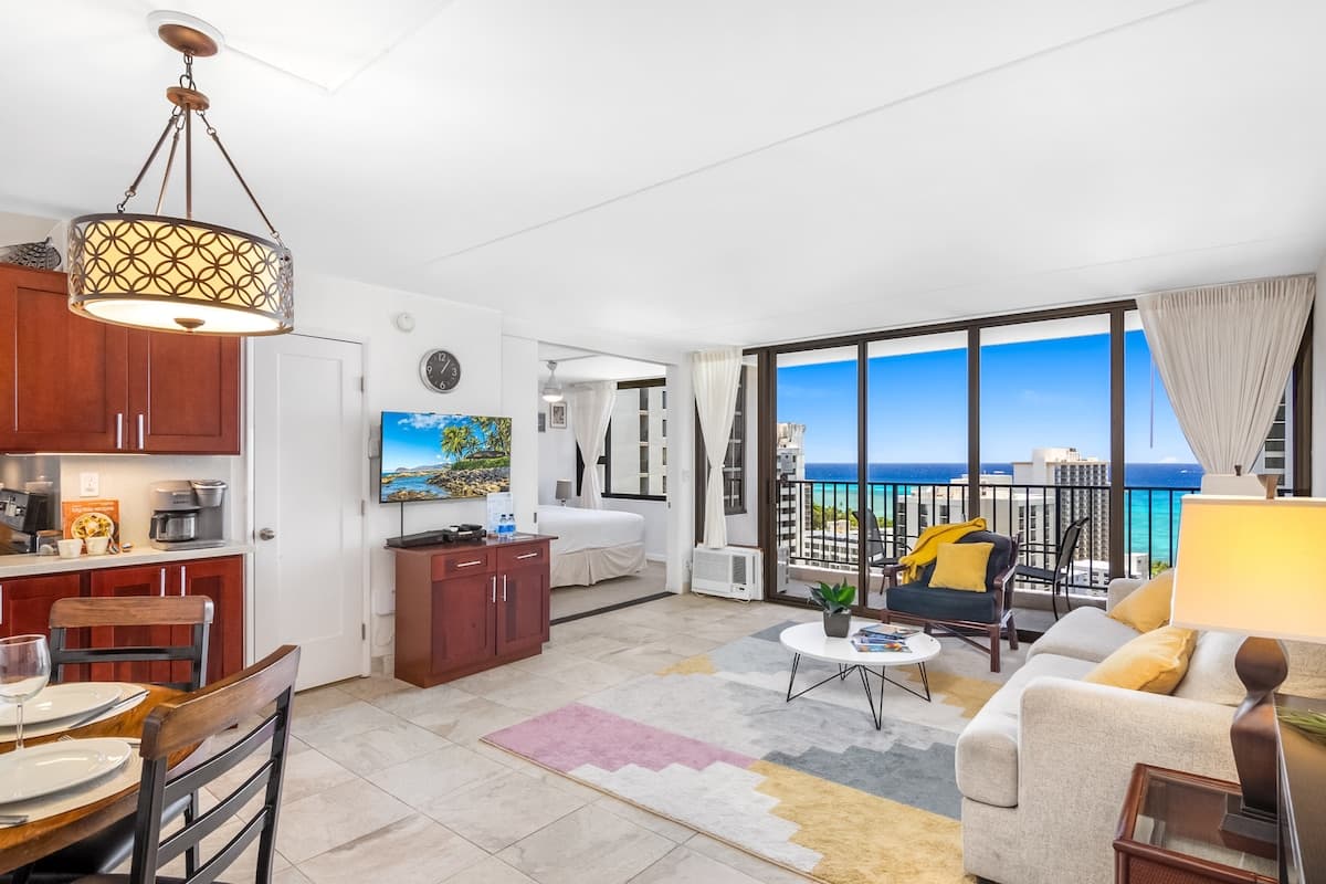 Condo in Honolulu · ★5.0 · 1 bedroom · 2 beds · 1 private bath - Photo 3