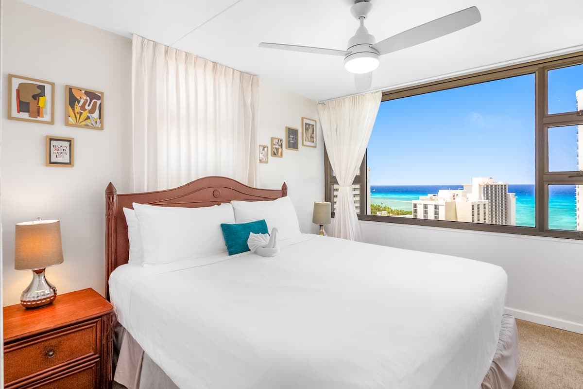 Condo in Honolulu · ★5.0 · 1 bedroom · 2 beds · 1 private bath - Photo 2