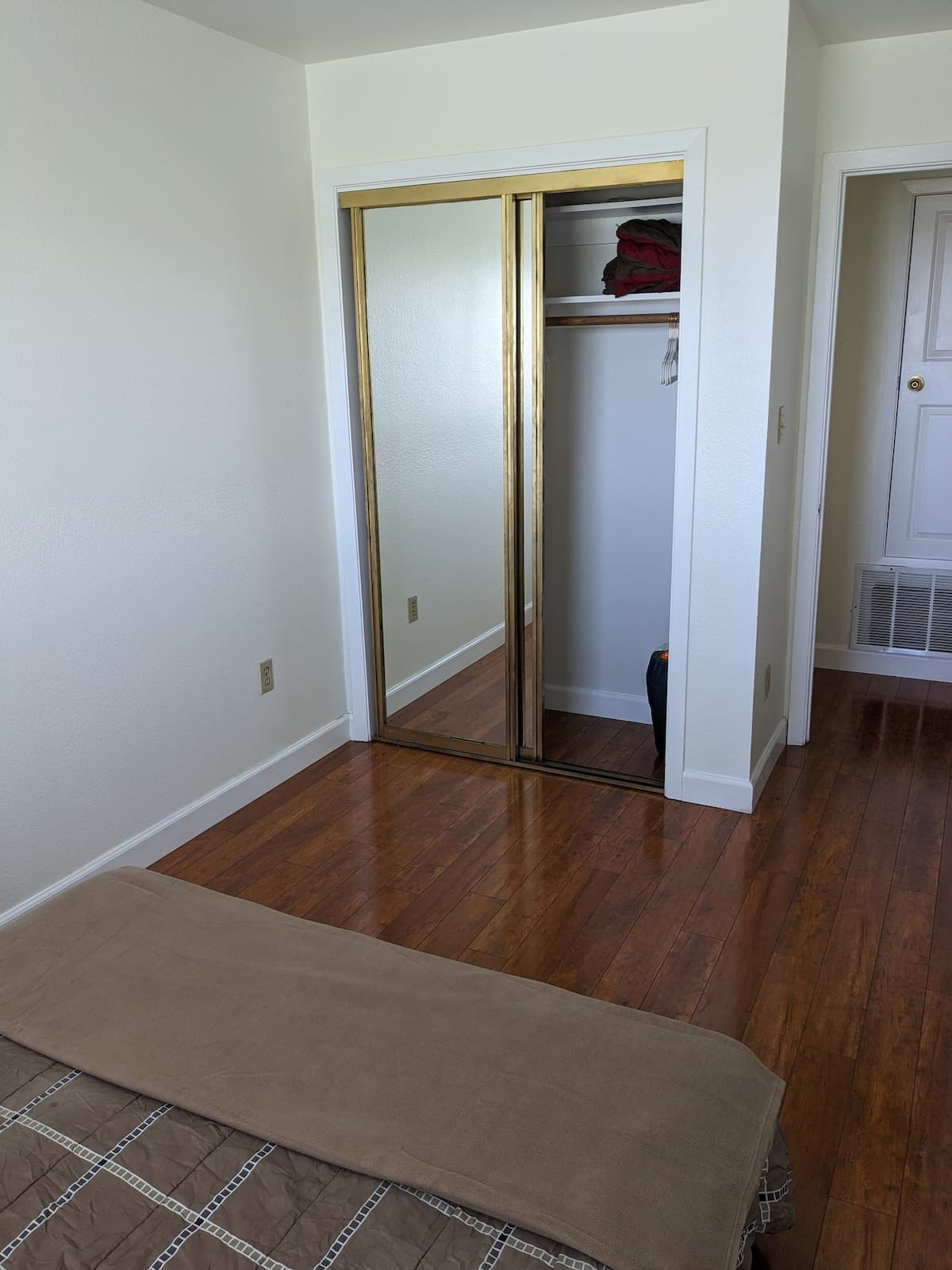 Peaceful Duplex with Private Entrance, Fireplace - Photo 2
