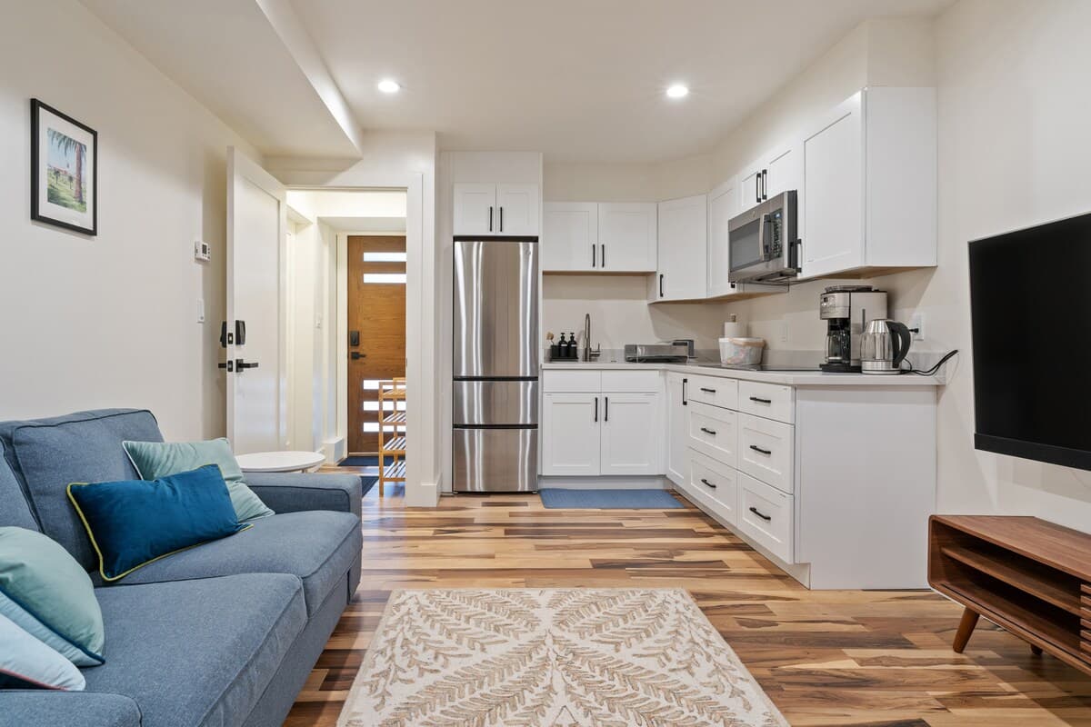 Brand-new & Modern Private Flat, Close to Transit - Photo 4