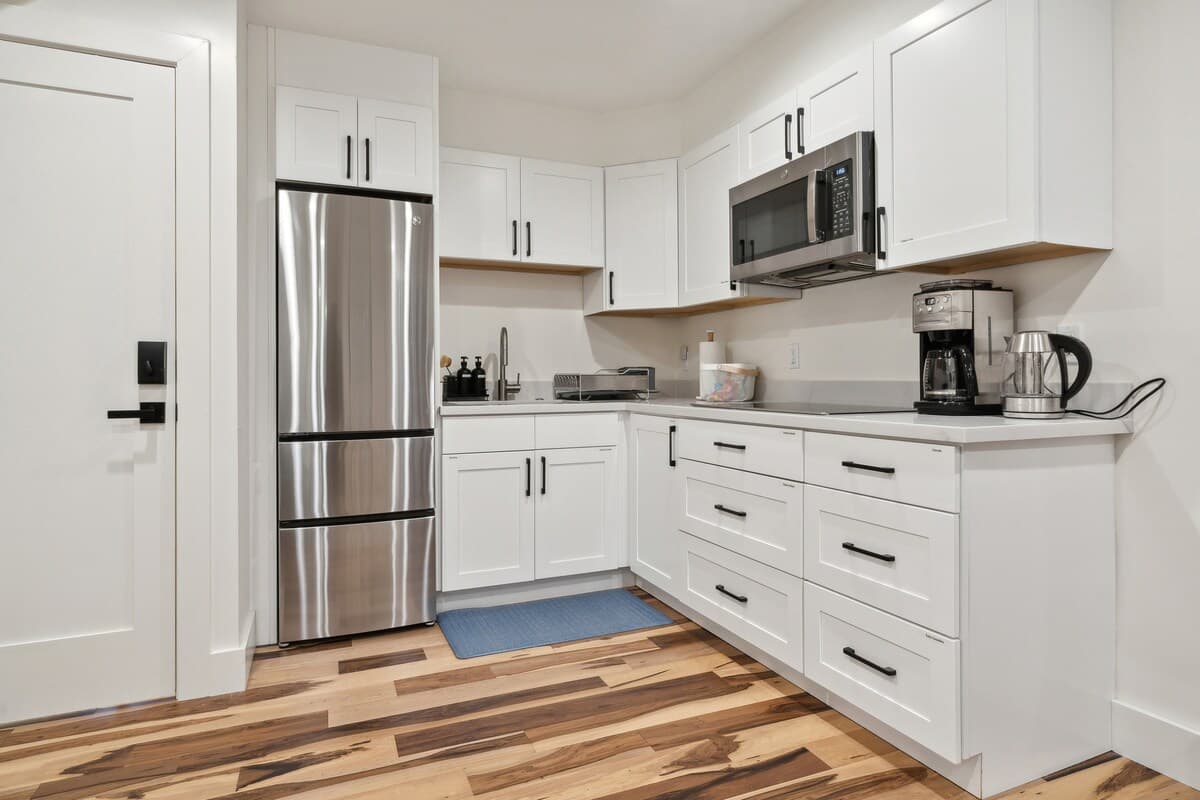 Brand-new & Modern Private Flat, Close to Transit - Photo 5