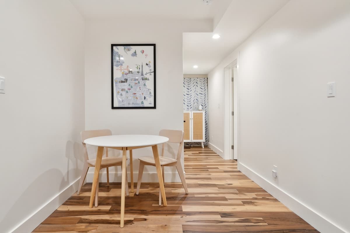 Brand-new & Modern Private Flat, Close to Transit - Photo 2