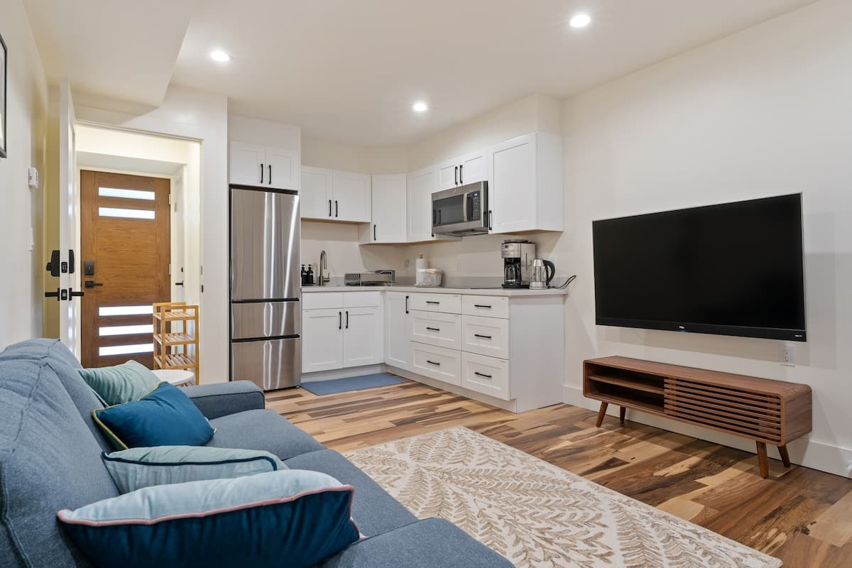 Brand-new & Modern Private Flat, Close to Transit - Photo 1