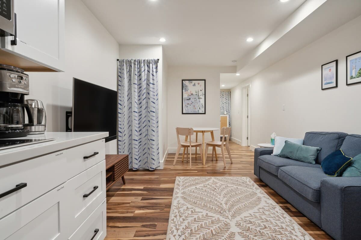Brand-new & Modern Private Flat, Close to Transit - Photo 3