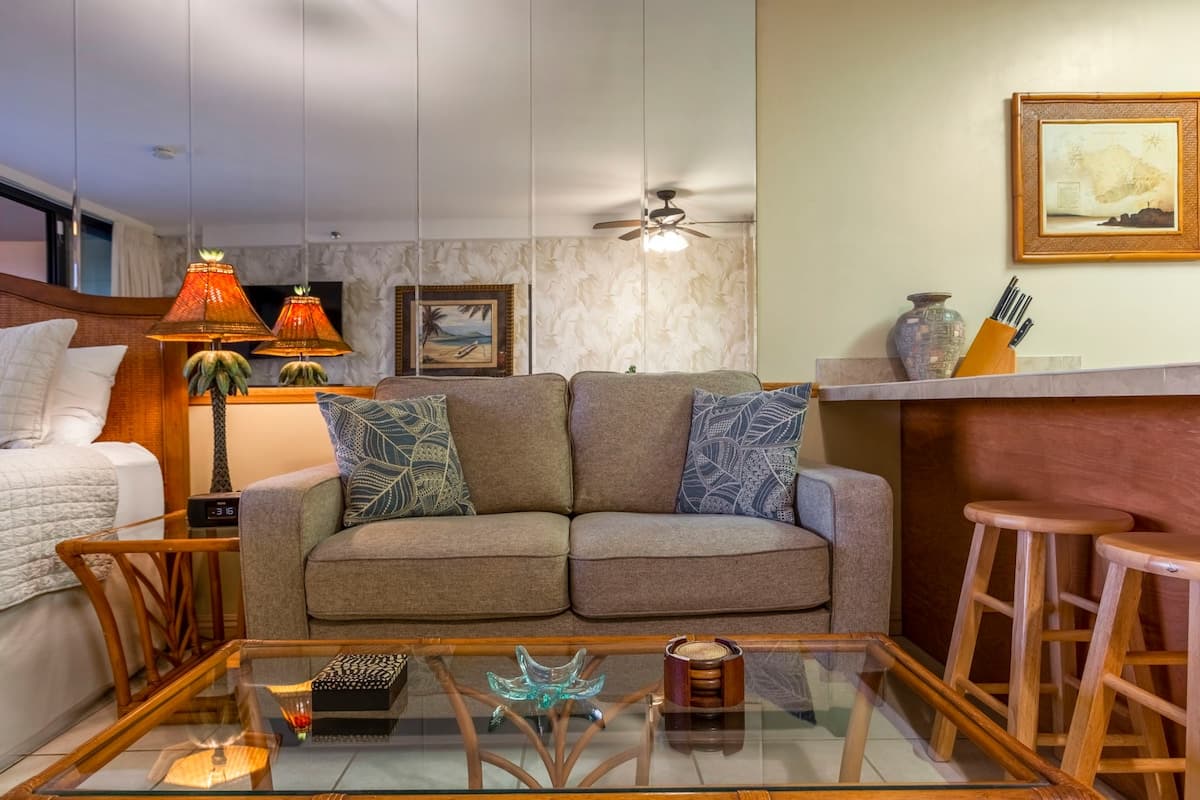 Oceanfront King Bed Renovated Maui Kai Condo MK806 - Photo 2