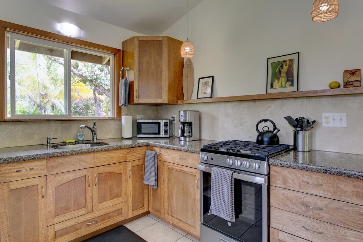 Home in Pahoa · ★4.86 · 1 bedroom · 1 bed · 1 bath - Photo 4