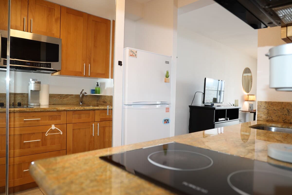 Bright Studio in Waikiki 25th FL - Photo 3