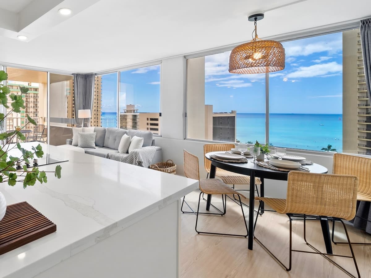 Condo in Honolulu · ★4.98 · 1 bedroom · 2 beds · 1 shared bath - Photo 3