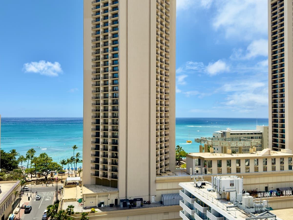 Condo in Honolulu · ★4.98 · 1 bedroom · 2 beds · 1 shared bath - Photo 4