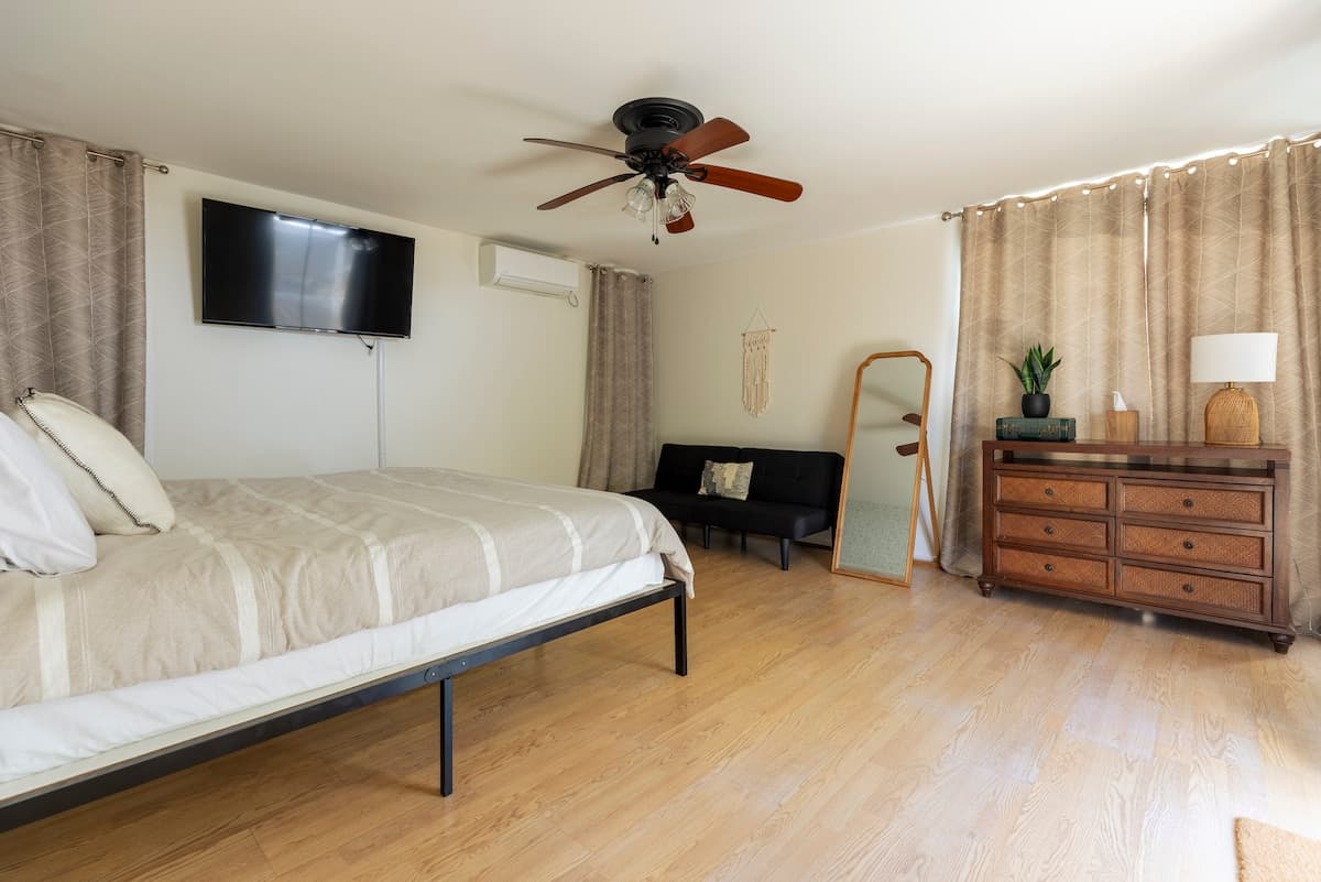 Home in Kailua · ★4.85 · 2 bedrooms · 2 beds · 3 private baths - Photo 3