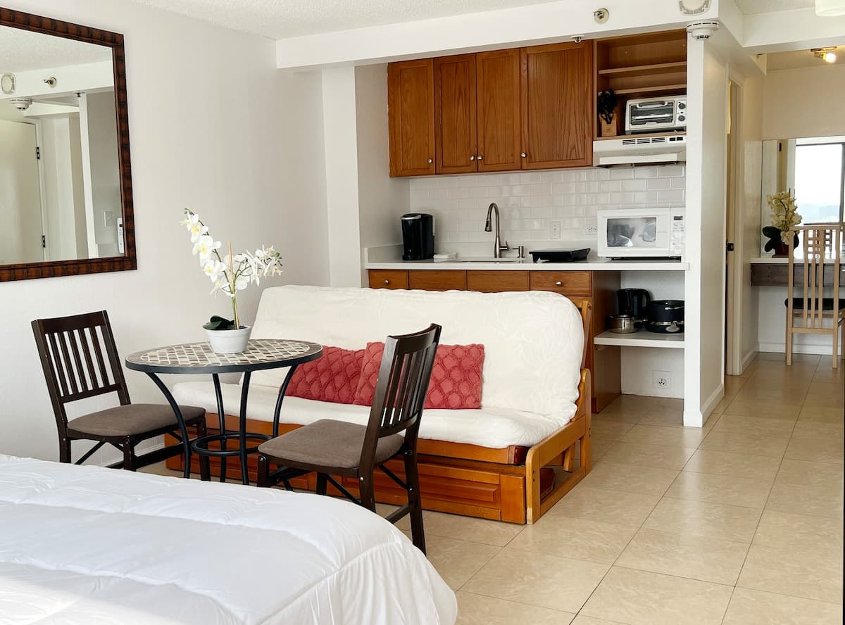 Waikiki 2BR/2Bath Suite + Catamaran Adventure - Photo 3