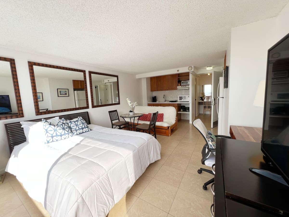 Waikiki 2BR/2Bath Suite + Catamaran Adventure - Photo 4