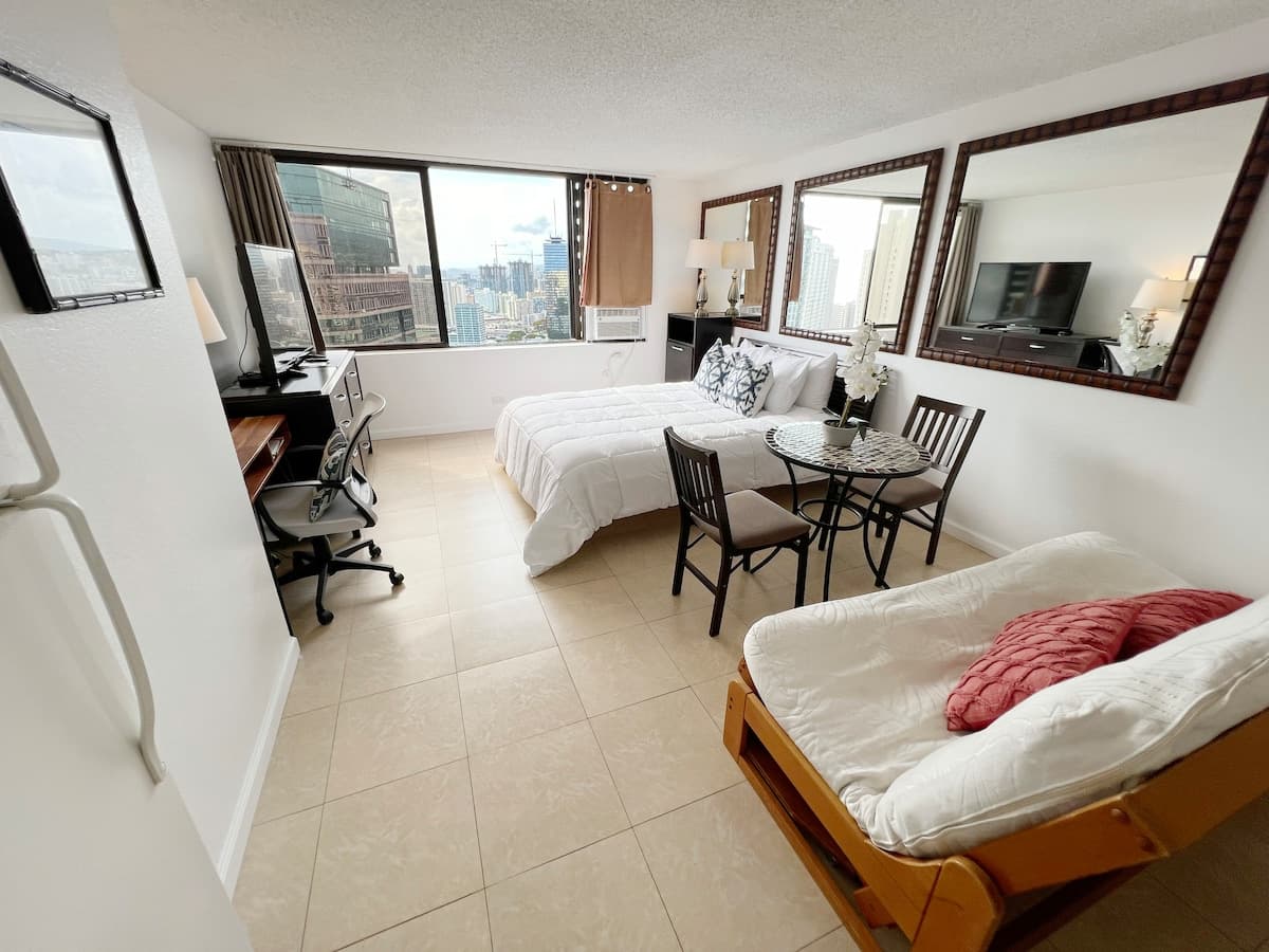 Waikiki 2BR/2Bath Suite + Catamaran Adventure - Photo 1