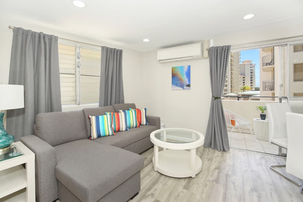 Condo in Honolulu · ★4.7 · 2 bedrooms · 4 beds · 1 shared bath - Photo 5