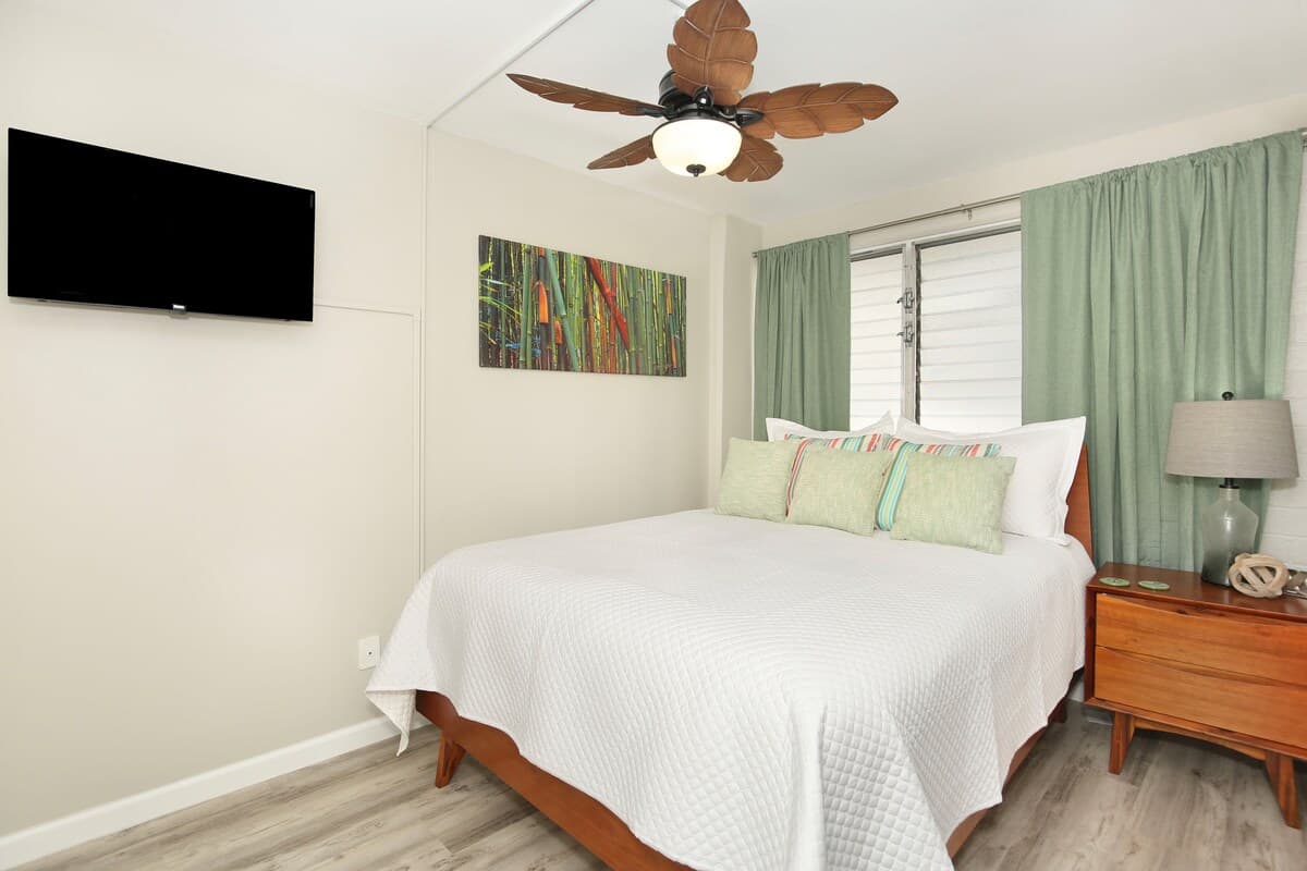 Condo in Honolulu · ★4.7 · 2 bedrooms · 4 beds · 1 shared bath - Photo 2