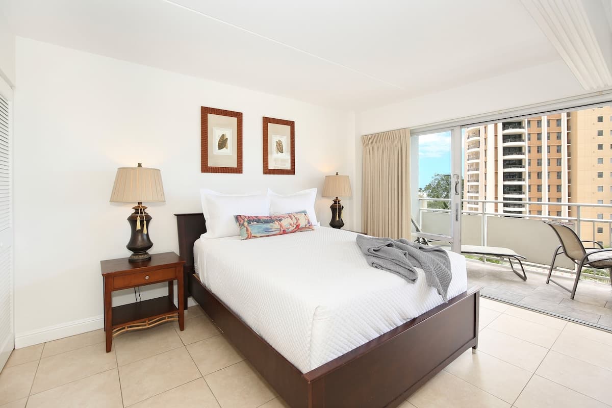 Condo in Honolulu · ★4.74 · 1 bedroom · 2 beds · 1 private bath - Photo 2