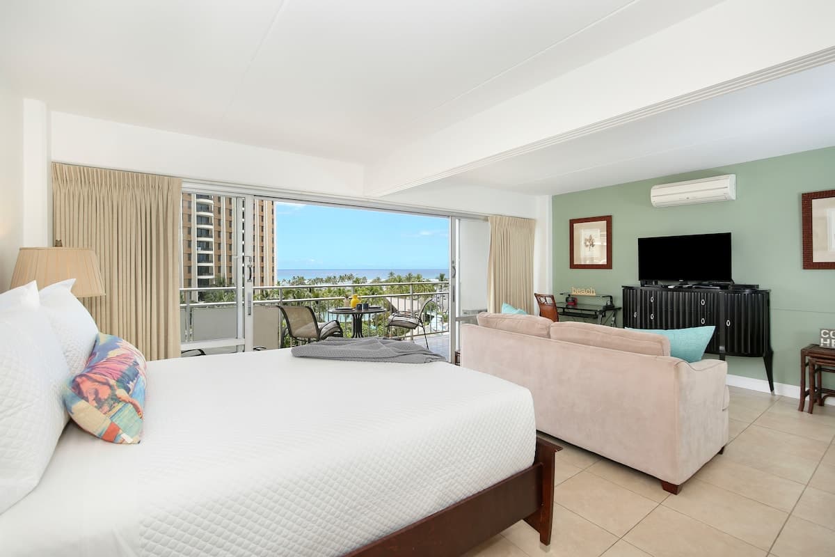 Condo in Honolulu · ★4.74 · 1 bedroom · 2 beds · 1 private bath - Photo 1