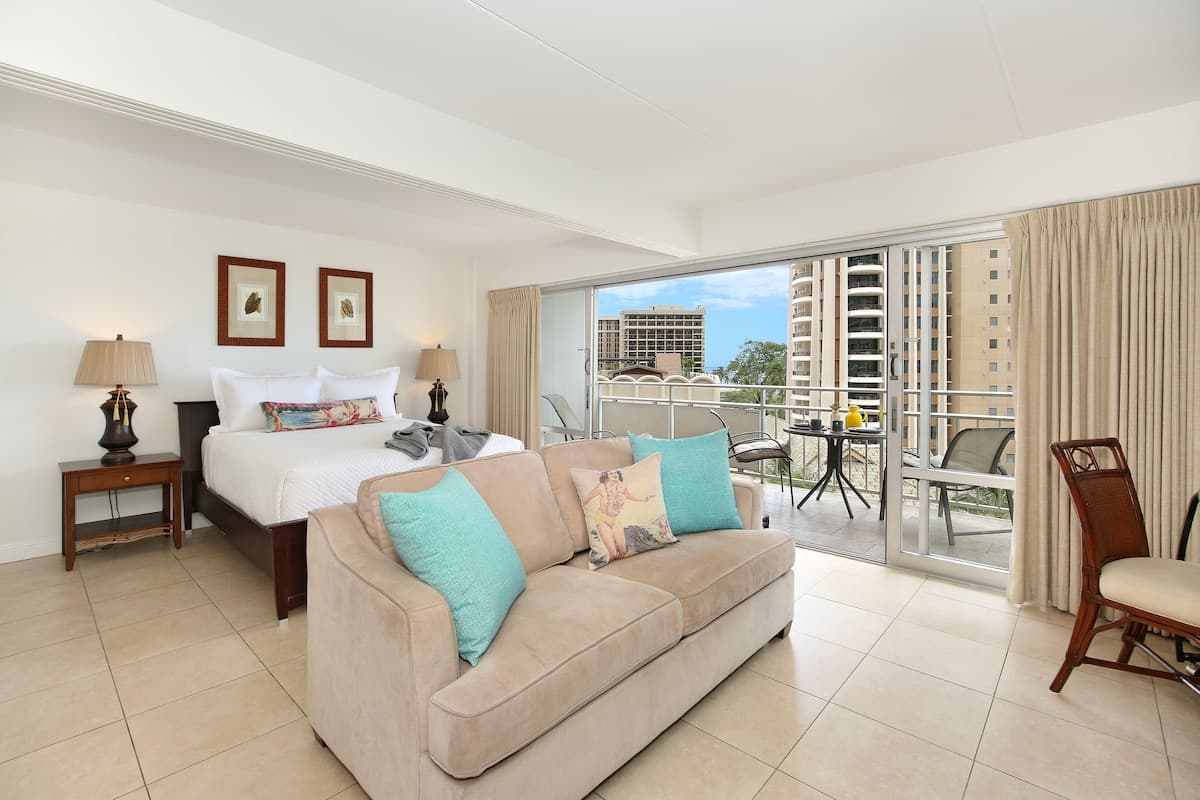 Condo in Honolulu · ★4.74 · 1 bedroom · 2 beds · 1 private bath - Photo 3