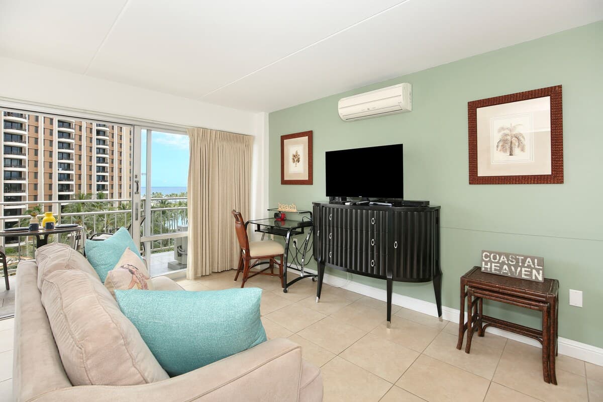 Condo in Honolulu · ★4.74 · 1 bedroom · 2 beds · 1 private bath - Photo 5