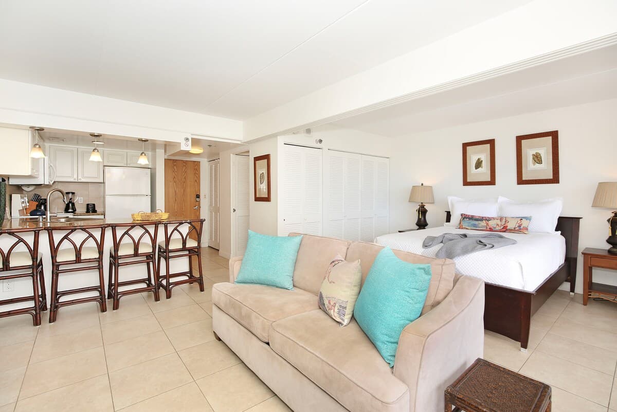 Condo in Honolulu · ★4.74 · 1 bedroom · 2 beds · 1 private bath - Photo 4