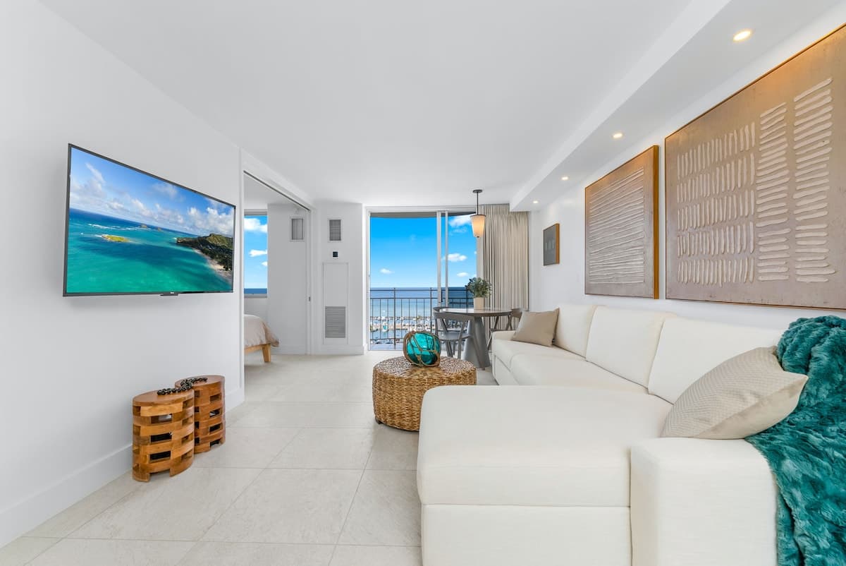Condo in Honolulu · ★5.0 · 1 bedroom · 2 beds · 1 shared bath - Photo 2