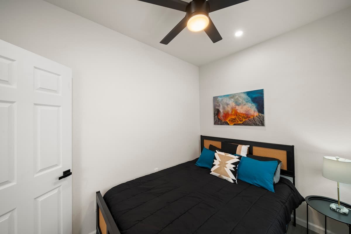 Home in Hilo · ★4.72 · 2 bedrooms · 2 beds · 1 private bath - Photo 1