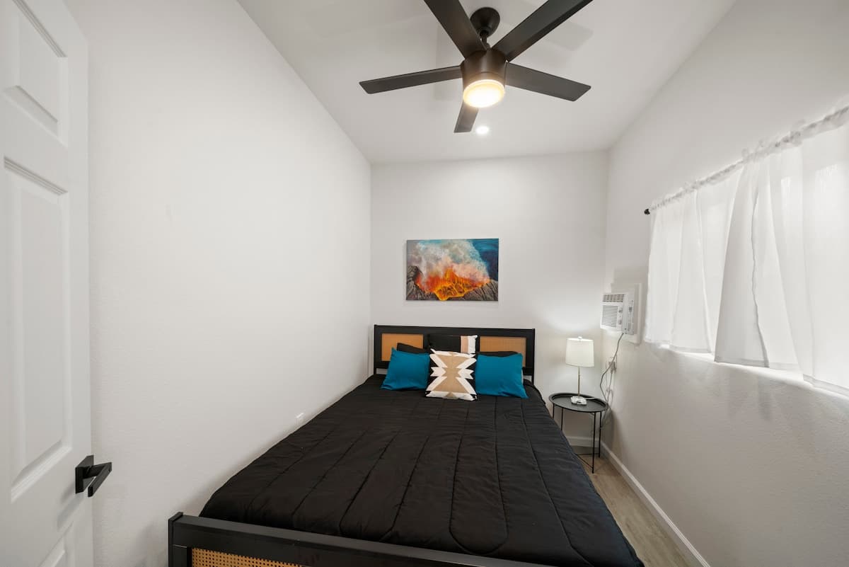 Home in Hilo · ★4.72 · 2 bedrooms · 2 beds · 1 private bath - Photo 2