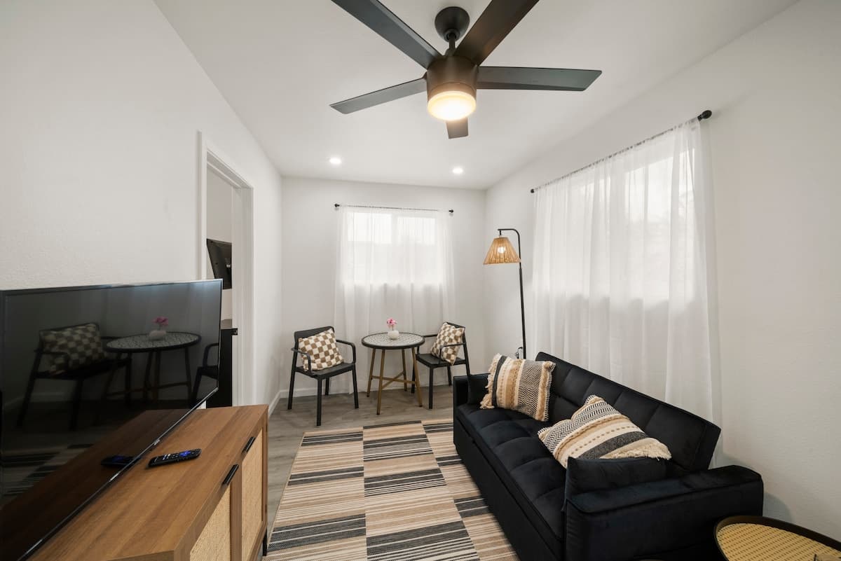 Home in Hilo · ★4.72 · 2 bedrooms · 2 beds · 1 private bath - Photo 3