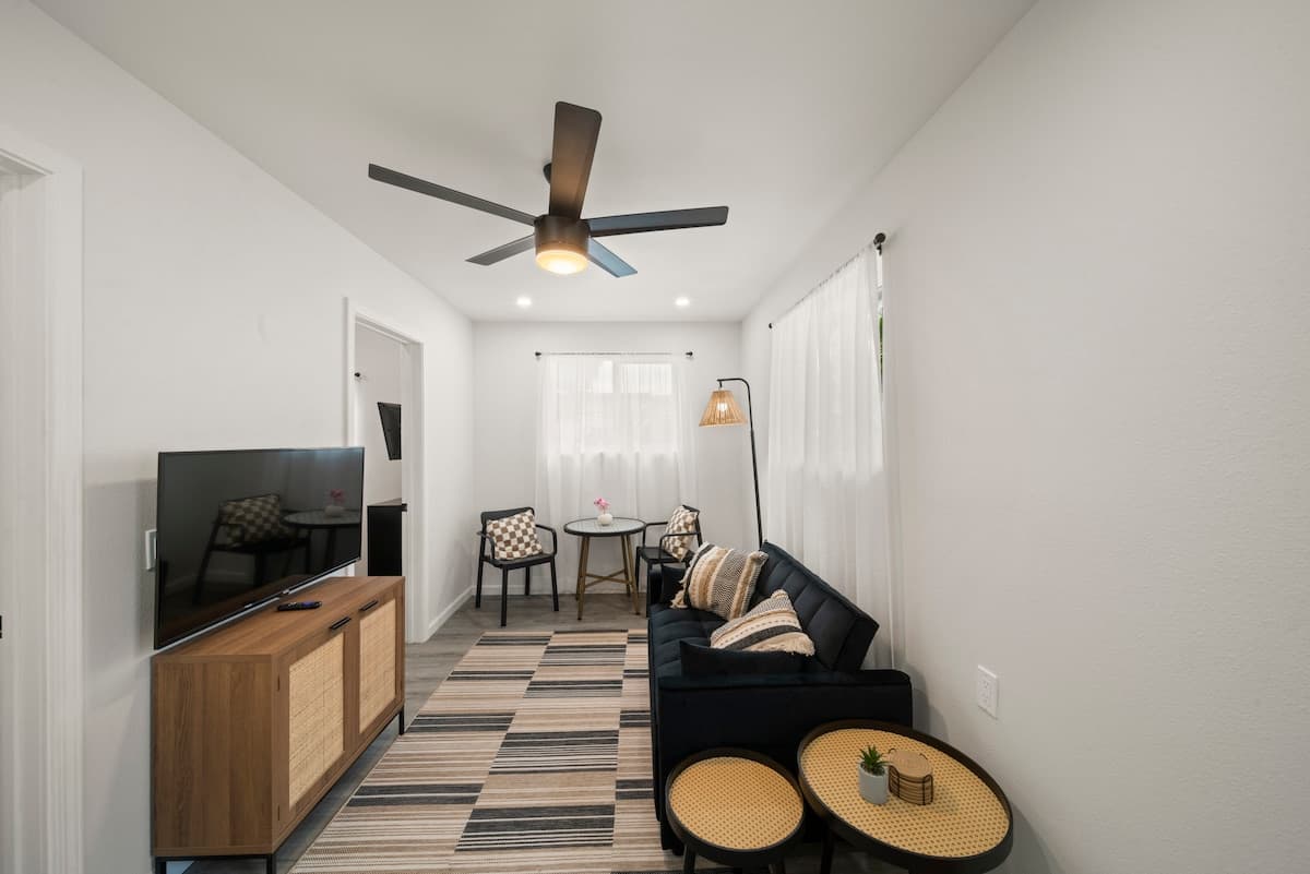 Home in Hilo · ★4.72 · 2 bedrooms · 2 beds · 1 private bath - Photo 4