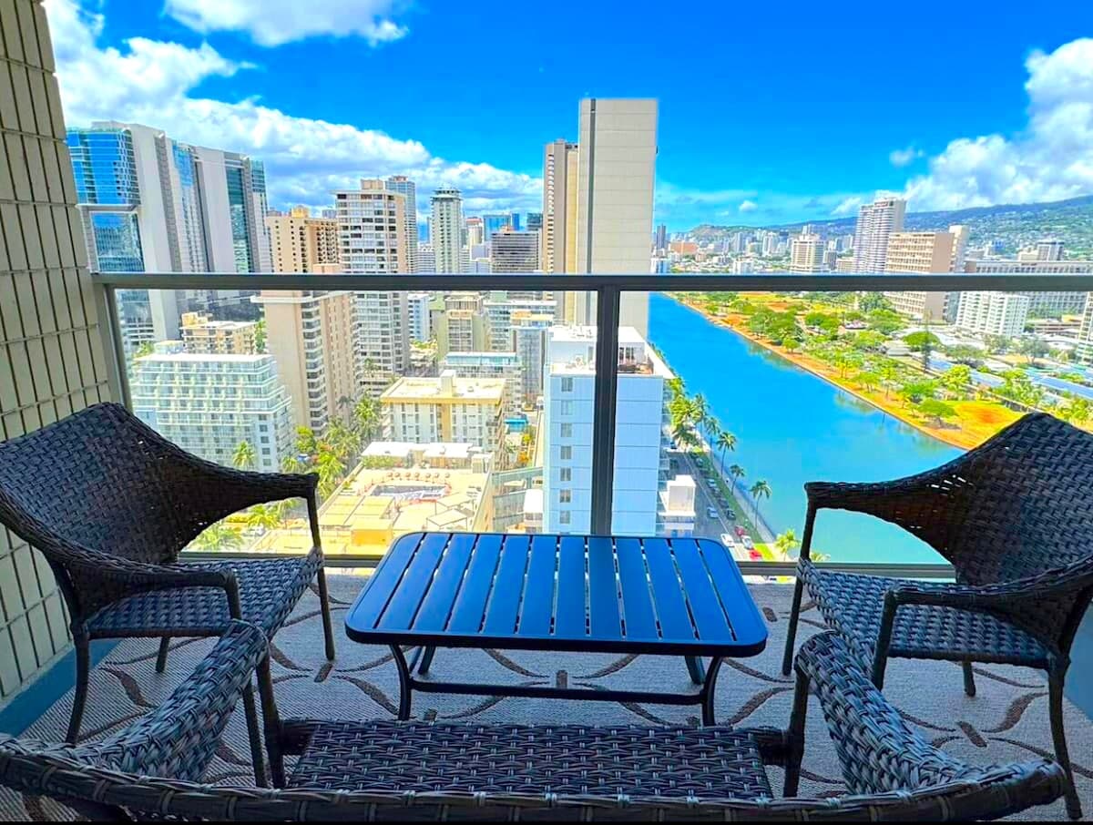Condo in Honolulu · ★4.94 · Studio · 2 beds · 1 private bath - Photo 1