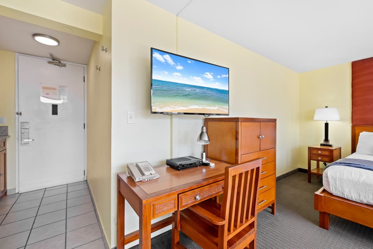 Condo in Honolulu · ★4.6 · 1 bedroom · 1 bed · 1 private bath - Photo 3