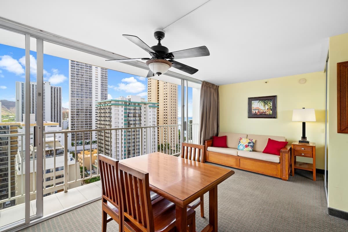 Condo in Honolulu · ★4.6 · 1 bedroom · 1 bed · 1 private bath - Photo 2