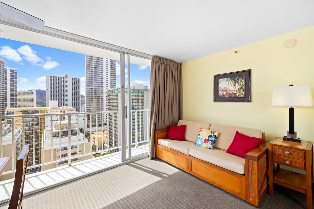 Condo in Honolulu · ★4.6 · 1 bedroom · 1 bed · 1 private bath - Photo 4