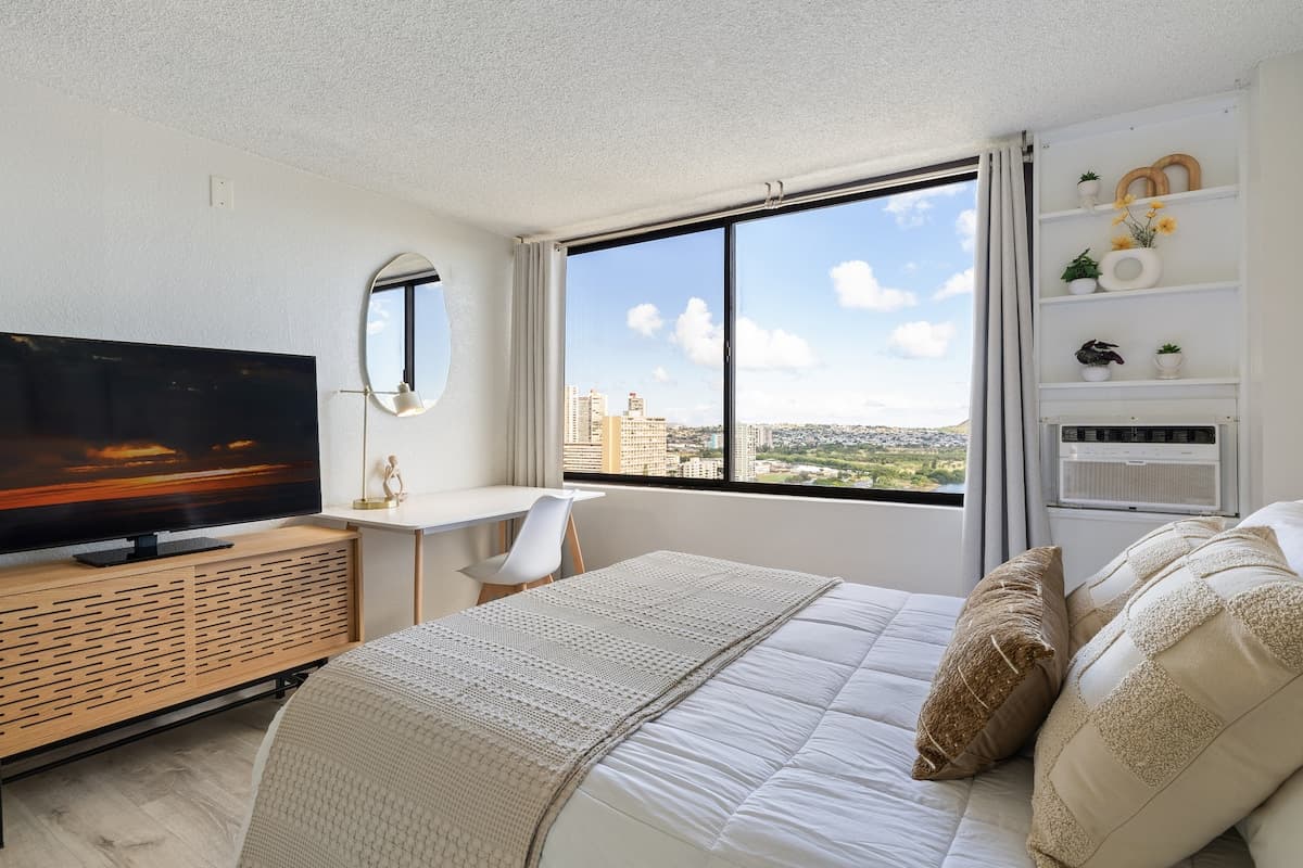 Modern Waikiki Oasis w/ Ocean View - Photo 4