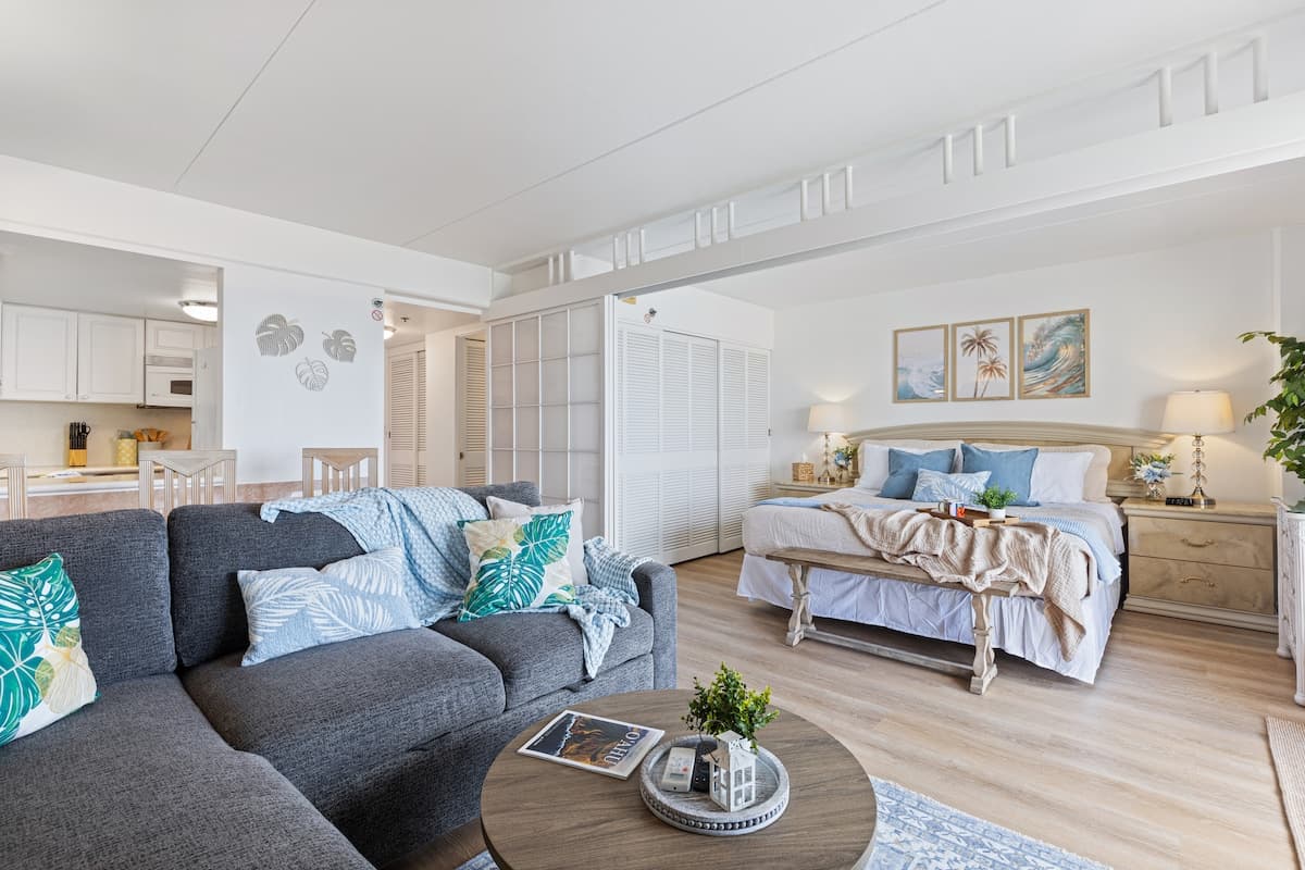 Condo in Honolulu · ★4.95 · 1 bedroom · 2 beds · 1 private bath - Photo 5