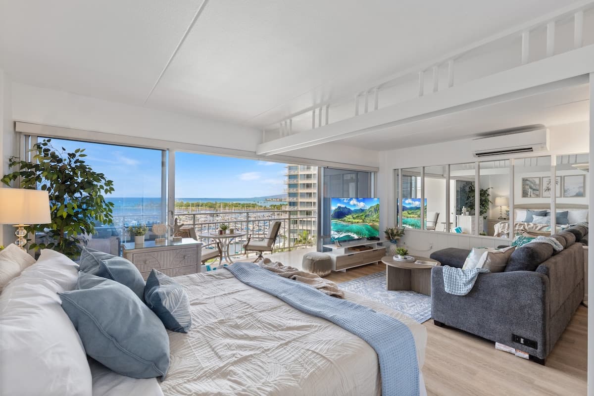 Condo in Honolulu · ★4.95 · 1 bedroom · 2 beds · 1 private bath - Photo 2