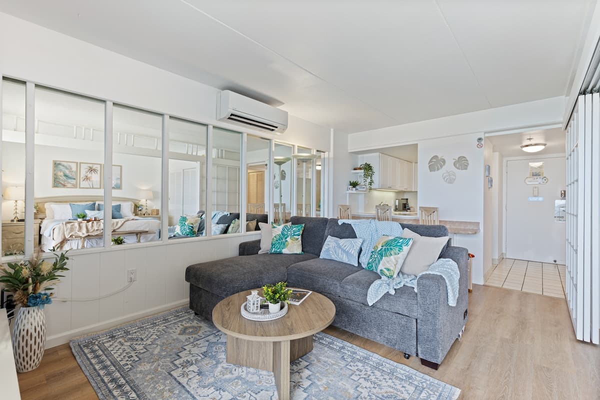 Condo in Honolulu · ★4.95 · 1 bedroom · 2 beds · 1 private bath - Photo 1