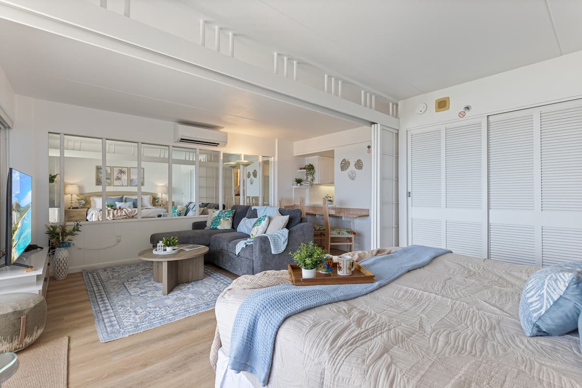 Condo in Honolulu · ★4.95 · 1 bedroom · 2 beds · 1 private bath - Photo 3