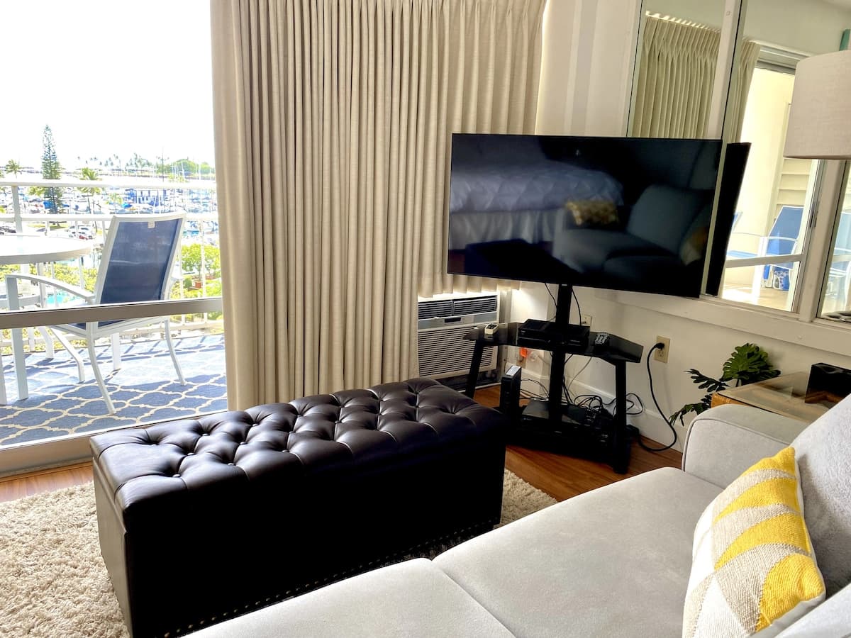 Condo in Honolulu · ★4.98 · Studio · 2 beds · 1 private bath - Photo 1