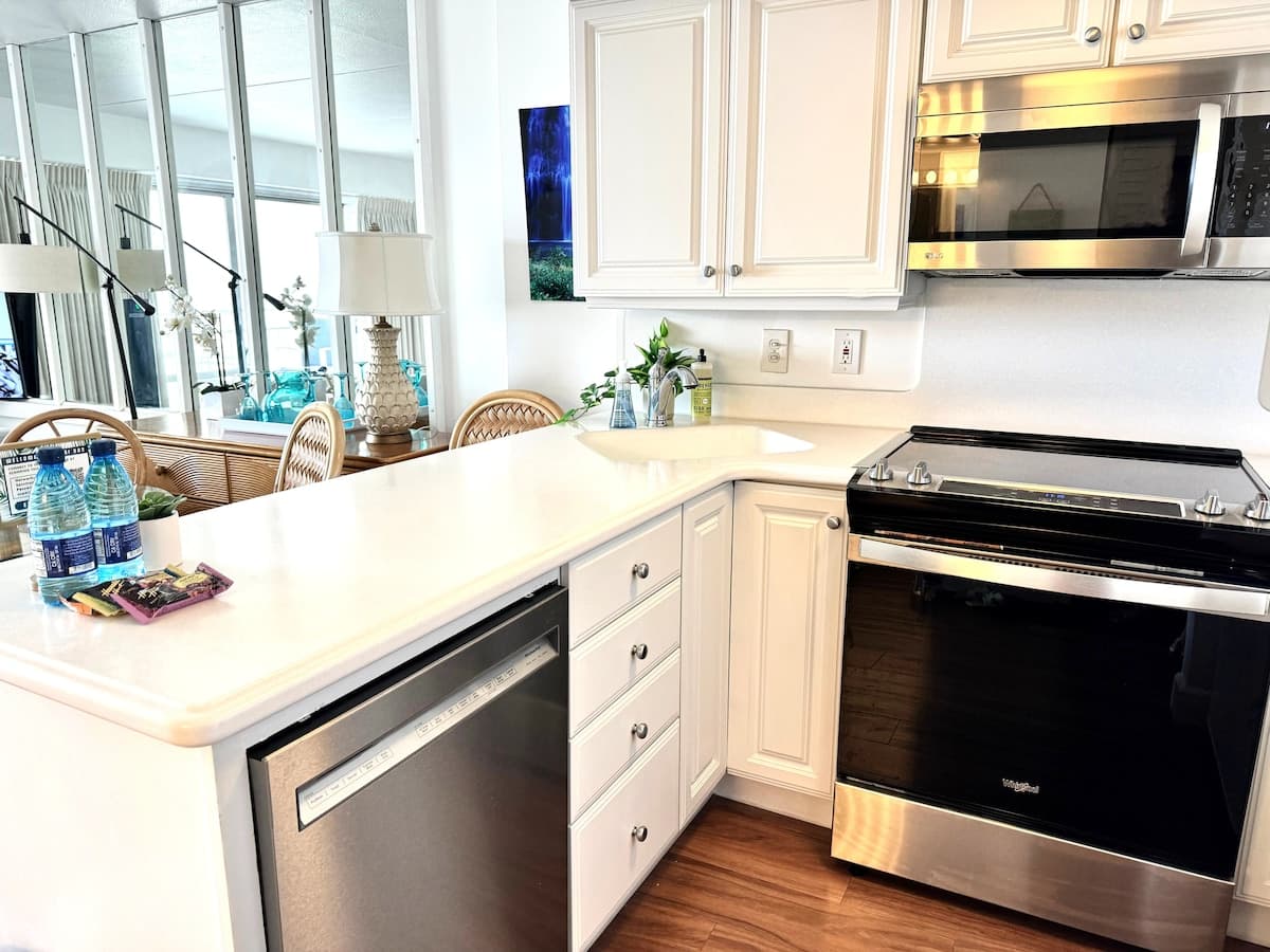 Condo in Honolulu · ★4.98 · Studio · 2 beds · 1 private bath - Photo 4