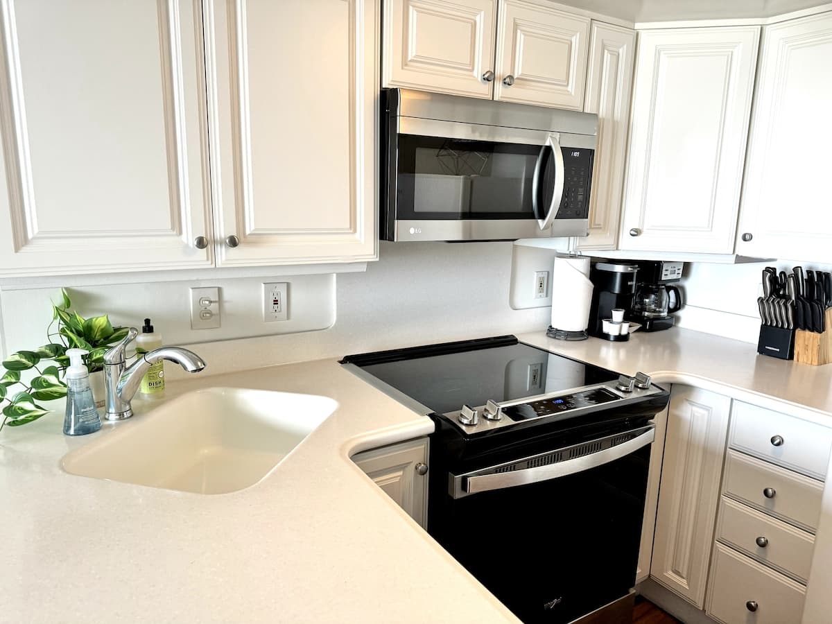 Condo in Honolulu · ★4.98 · Studio · 2 beds · 1 private bath - Photo 5