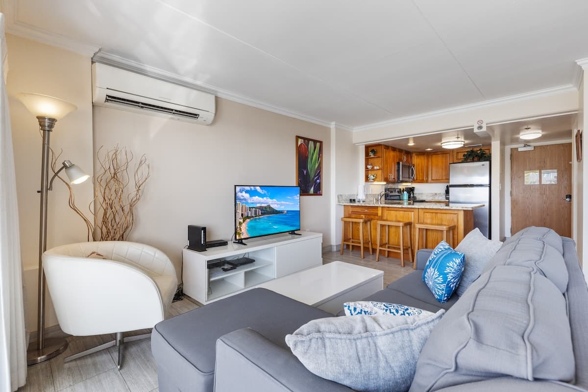 Condo in Honolulu · ★4.75 · Studio · 3 beds · 1 private bath - Photo 3